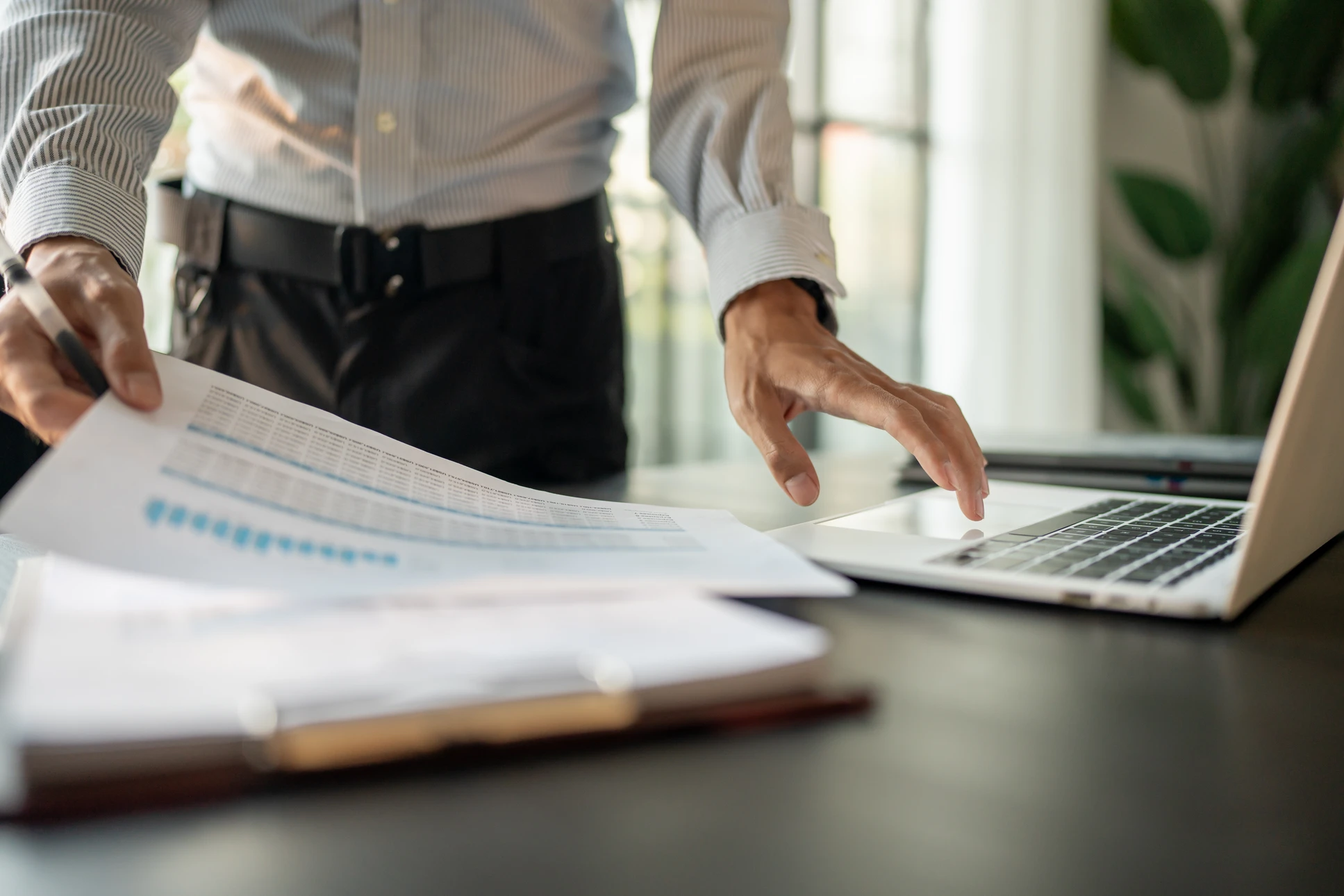 Scène de bureau professionnel avec deux personnes analysant des documents financiers