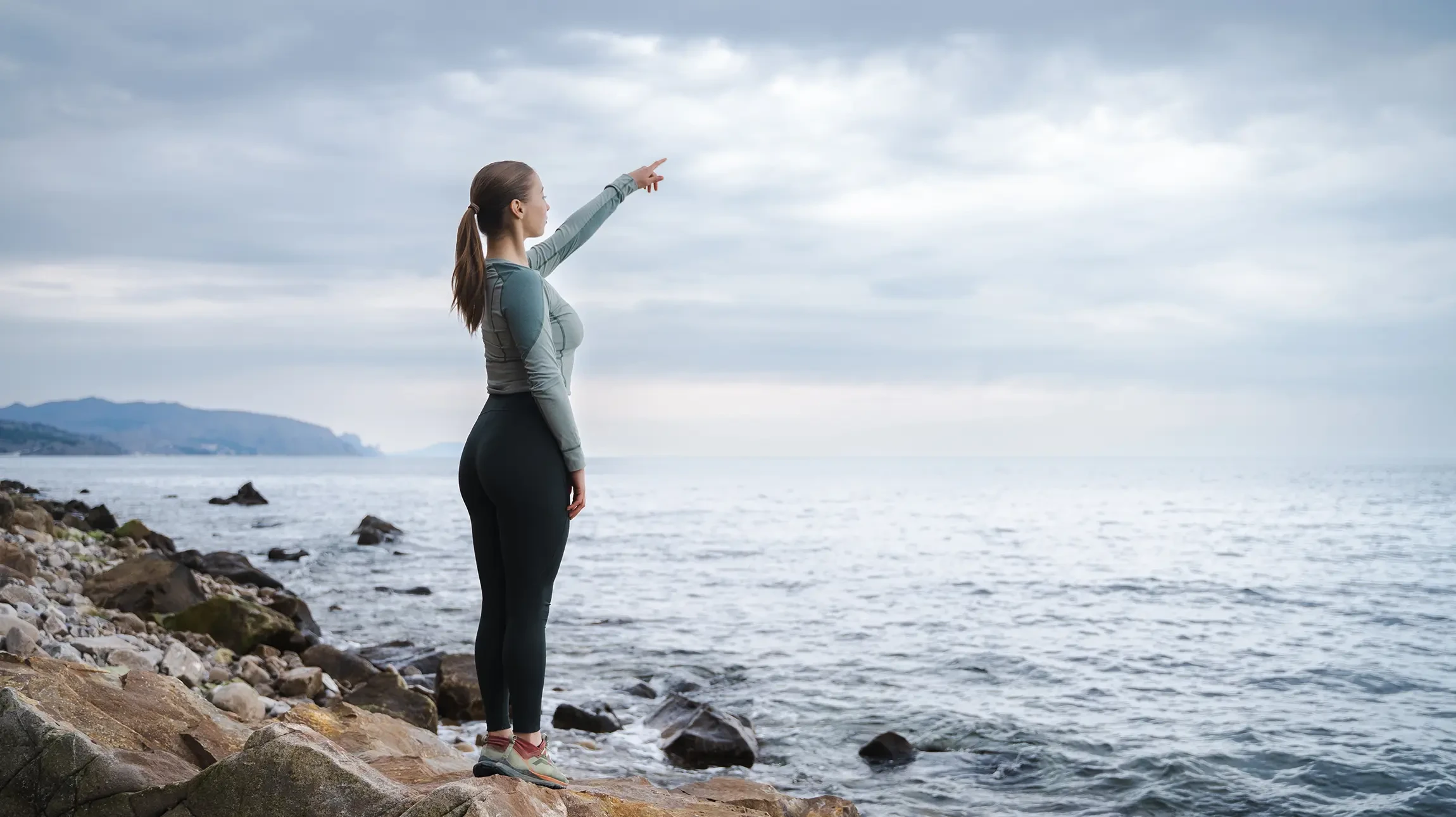 Bureau moderne avec professionnel en chemise blanche analysant documents financiers
