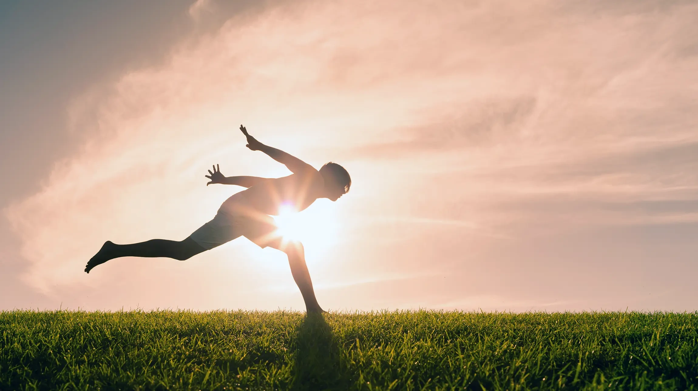 Réunion d'affaires autour d'une table en bois avec trois professionnels en costume