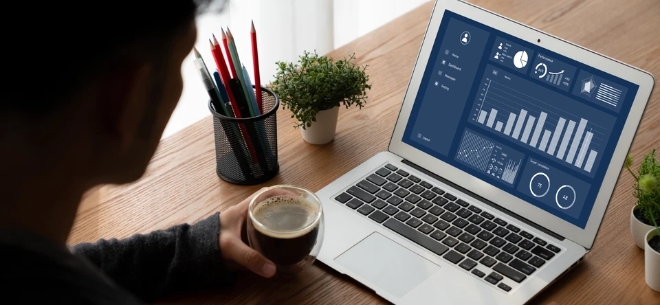 Scène de bureau moderne avec personne tapant sur ordinateur portable
