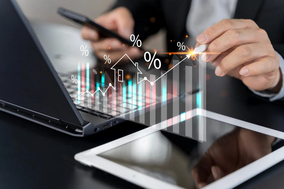 Ressources humaines, réseautage social et concept de centre d'évaluation - recruteur d'équipe complète par une personne (employé) représentée par une icône