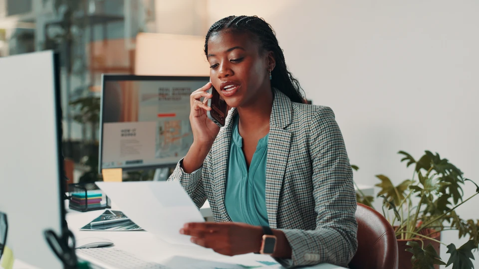 Téléphone, se détendre et homme sur le canapé à la maison avec la dactylographie pour la connexion sociale sur l'application mobile