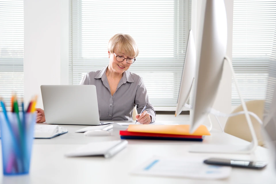 Concept visuel de stockage cloud représenté par un nuage bleu translucide avec tiroir extractible contenant des dossiers colorés organisés