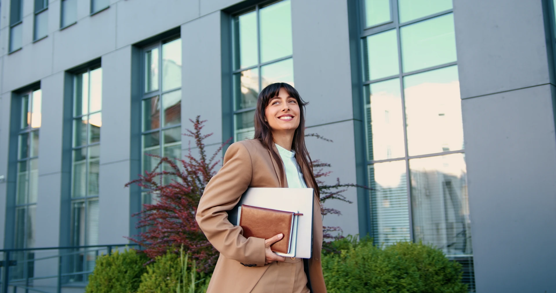 Une femme stressée tenant un téléphone portable, entourée de bulles de dialogue et d'éclairs symbolisant la pression communicationnelle